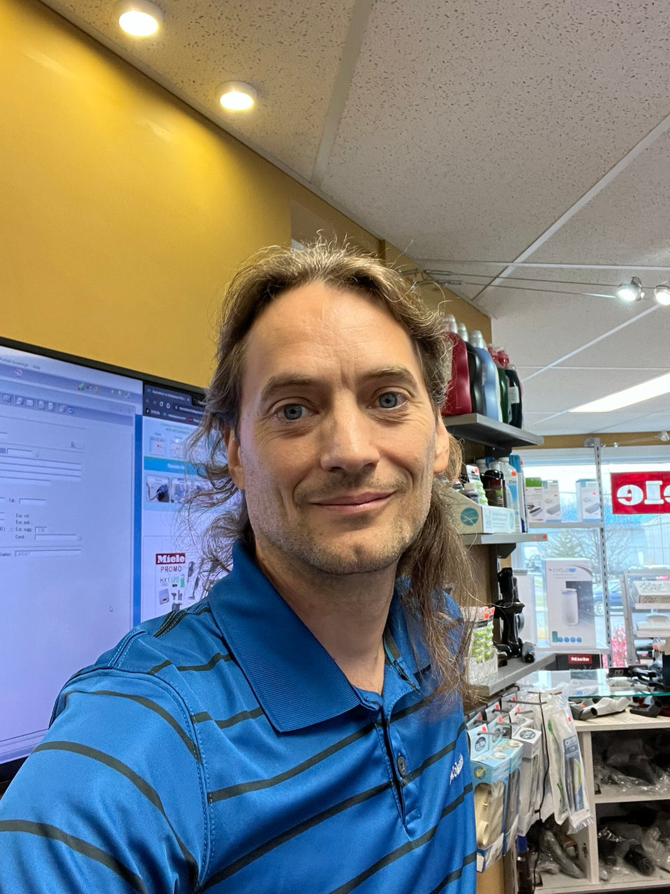 Antoine Paquet, propriétaire de Monsieur Balayeuse Lévis, dans sa boutique.