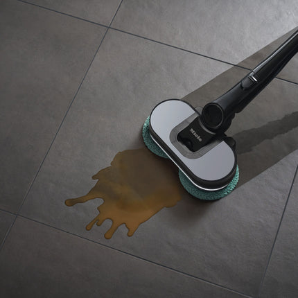 Triflex HX3 Aqua nettoyant une tache sur un plancher avec AquaTwister