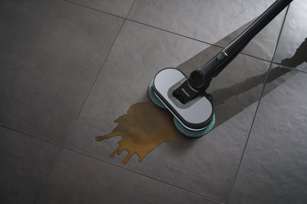 Triflex HX3 Aqua nettoyant une tache sur un plancher avec AquaTwister