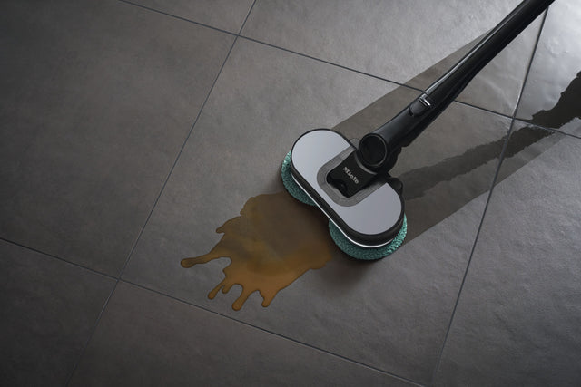 Triflex HX3 Aqua nettoyant une tache sur un plancher avec AquaTwister